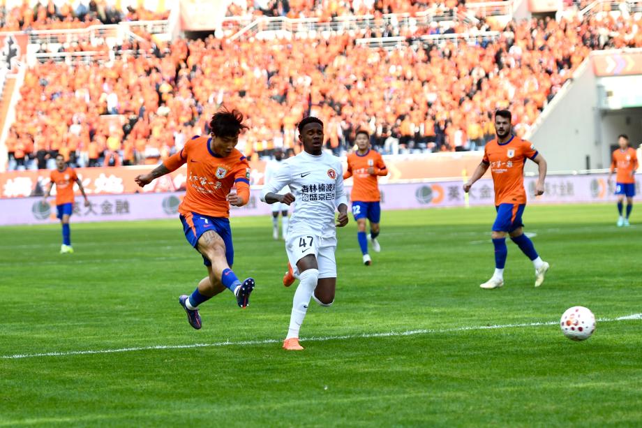 意甲直播-中超-主场三球完胜辽宁铁人 山东泰山收获开门红